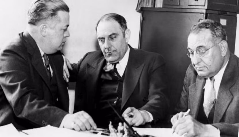 6 tháng sau vụ lừa bán tháp Eiffel lần đầu, Lustig thực hiện vụ lừa đảo theo như kịch bản cũ. Tuy nhiên, lần này, một trong số những người được Lustig mời đến tham dự vụ mua bán tháp Eiffel nhận thấy những dấu hiệu khả nghi nên nhanh chóng báo cảnh sát để xác minh. Gã lừa đảo sớm nhận thấy tình hình trở nên nguy hiểm nên đã nhanh chân bỏ trốn sang Mỹ.