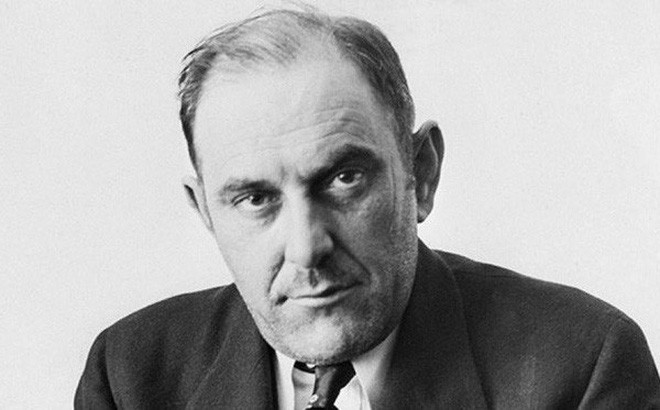 Sinh năm 1890 tại Bohemia thuộc Đế quốc Áo-Hung, Lustig thông thạo 5 thứ tiếng: Séc, Anh, Pháp, Đức và Italy. Sau một thời gian lang bạt nhiều nước, gã quyết định sống ở Paris. Tại đây, Lustig nhiều lần vào tù vì tội lừa đảo, ăn cắp vặt, dắt gái mại dâm.