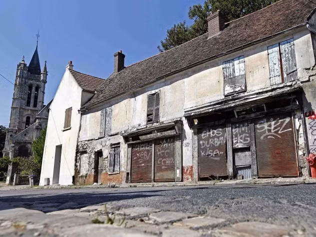 " Thị trấn ma" Goussainville-Vieux Pays là một địa điểm nổi tiếng ở Pháp khi không có người sinh sống. Khung cảnh hoang tàn, tĩnh mịch đến rùng mình ở nơi đây khiến nhiều người bị ám ảnh.