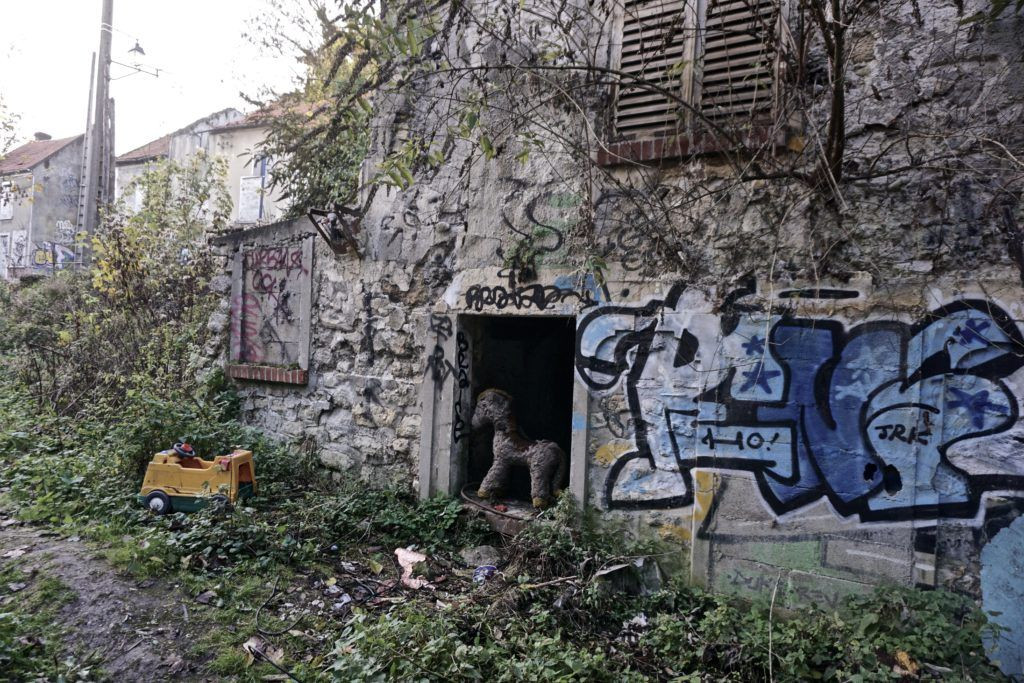 Vụ rơi máy bay trên cũng phá hủy 15 ngôi nhà và một trường học.