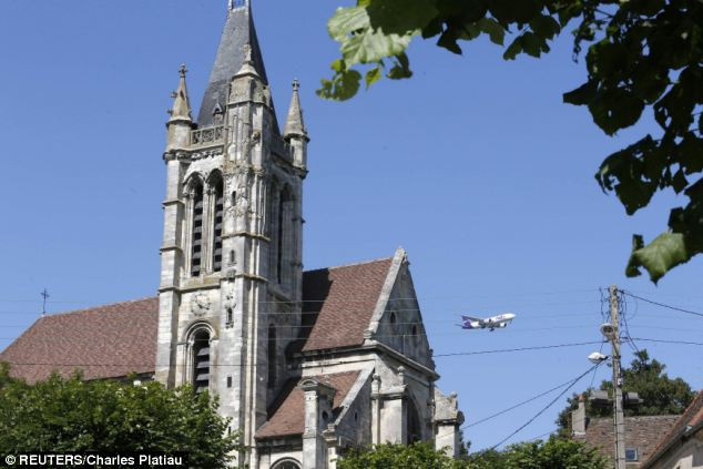 Khung cảnh vắng vẻ, u ám ở thị trấn Goussainville-Vieux Pays ngày nay khiến nhiều người rùng mình ớn lạnh.