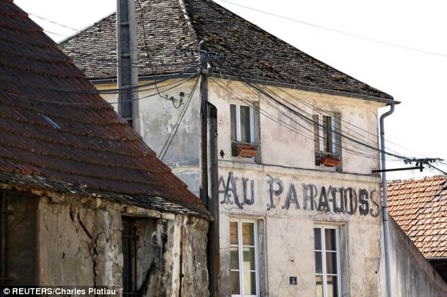 Tuy nhiên, về sau, tiếng ồn của máy bay khiến những cư dân cuối cùng không thể chịu được nên đã rời khỏi Goussainville-Vieux Pays.