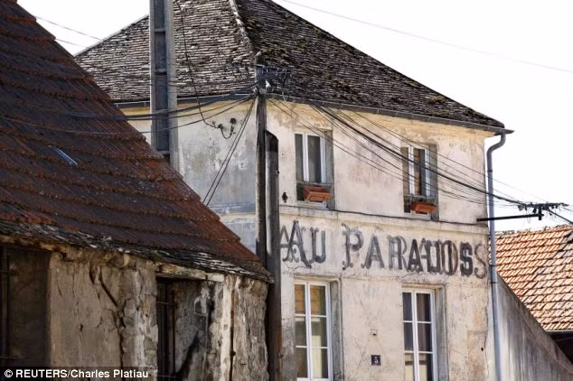 Tuy nhiên, về sau, tiếng ồn của máy bay khiến những cư dân cuối cùng không thể chịu được nên đã rời khỏi Goussainville-Vieux Pays.