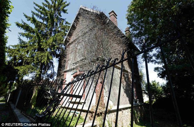 Dần dần, thị trấn Goussainville-Vieux Pays trở nên hoang vắng, không còn người sinh sống.