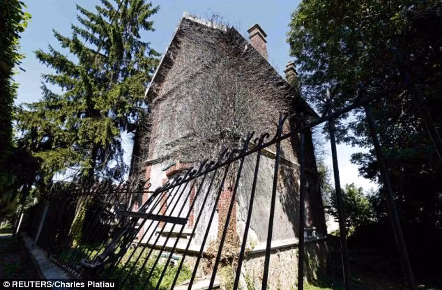 Dần dần, thị trấn Goussainville-Vieux Pays trở nên hoang vắng, không còn người sinh sống.