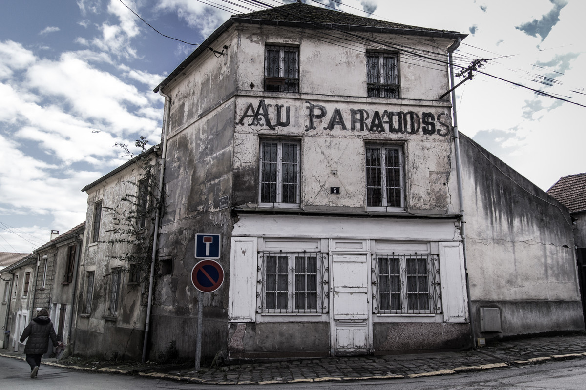 Tuy nhiên, người dân ở thị trấn Goussainville-Vieux Pays lần lượt bỏ đi sau khi xảy ra một vụ tai nạn máy bay nghiêm trọng vào năm 1973.