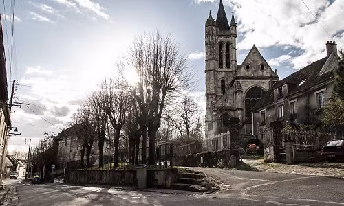 Goussainville-Vieux Pays nằm gần sân bay Charles de Gaulle ở Paris. Trước khi bị bỏ hoang, thị trấn này từng có khá đông dân sinh sống.