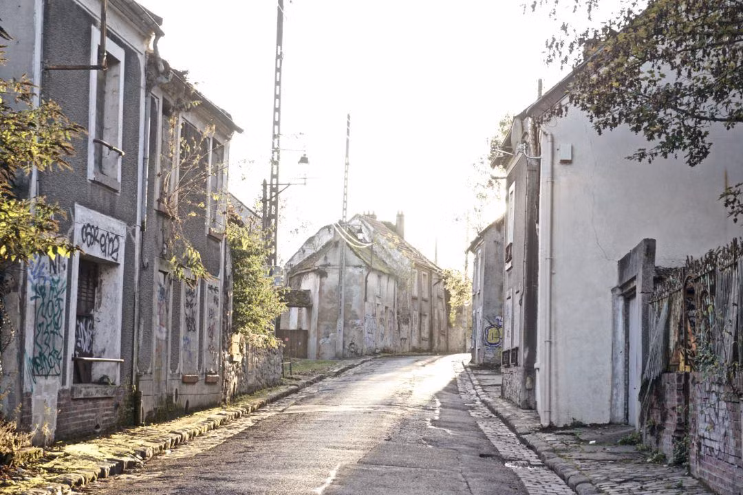 Khi ấy, máy bay siêu âm Tupolev Tu-144 của Liên Xô tham gia trình diễn trong Triển lãm Hàng không Paris thì bất ngờ gặp sự cố và rơi xuống thị trấn Goussainville-Vieux Pays.