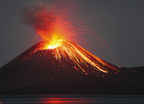 Vườn quốc gia Ujung Kulon là một trong những nơi trú ẩn của một số động vật có nguy cơ tuyệt chủng. Núi lửa Krakatoa là một trong những điểm đến nổi tiếng ở nơi này.