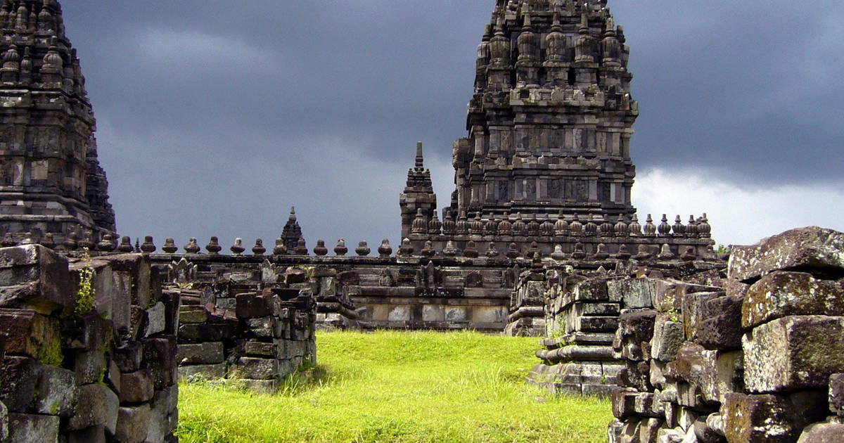 Prambanan gồm 8 lăng mộ chính và 250 lăng mộ nhỏ xung quanh. Nơi đây thờ 3 vị thần tối cao của đạo Hindu, gồm thần sáng tạo Brahma, thần duy trì Vishnu và thần hủy diệt Shiva.