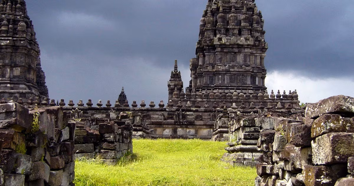 Prambanan gồm 8 lăng mộ chính và 250 lăng mộ nhỏ xung quanh. Nơi đây thờ 3 vị thần tối cao của đạo Hindu, gồm thần sáng tạo Brahma, thần duy trì Vishnu và thần hủy diệt Shiva.