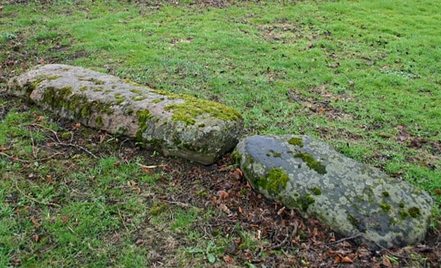 Vì vậy, đối với những gia đình không khá giả, người ta sử dụng những khối đá có kích thước lớn và nặng đặt phía trên ngôi mộ chứa quan tài người chết để ngăn mộ tặc đào lên.