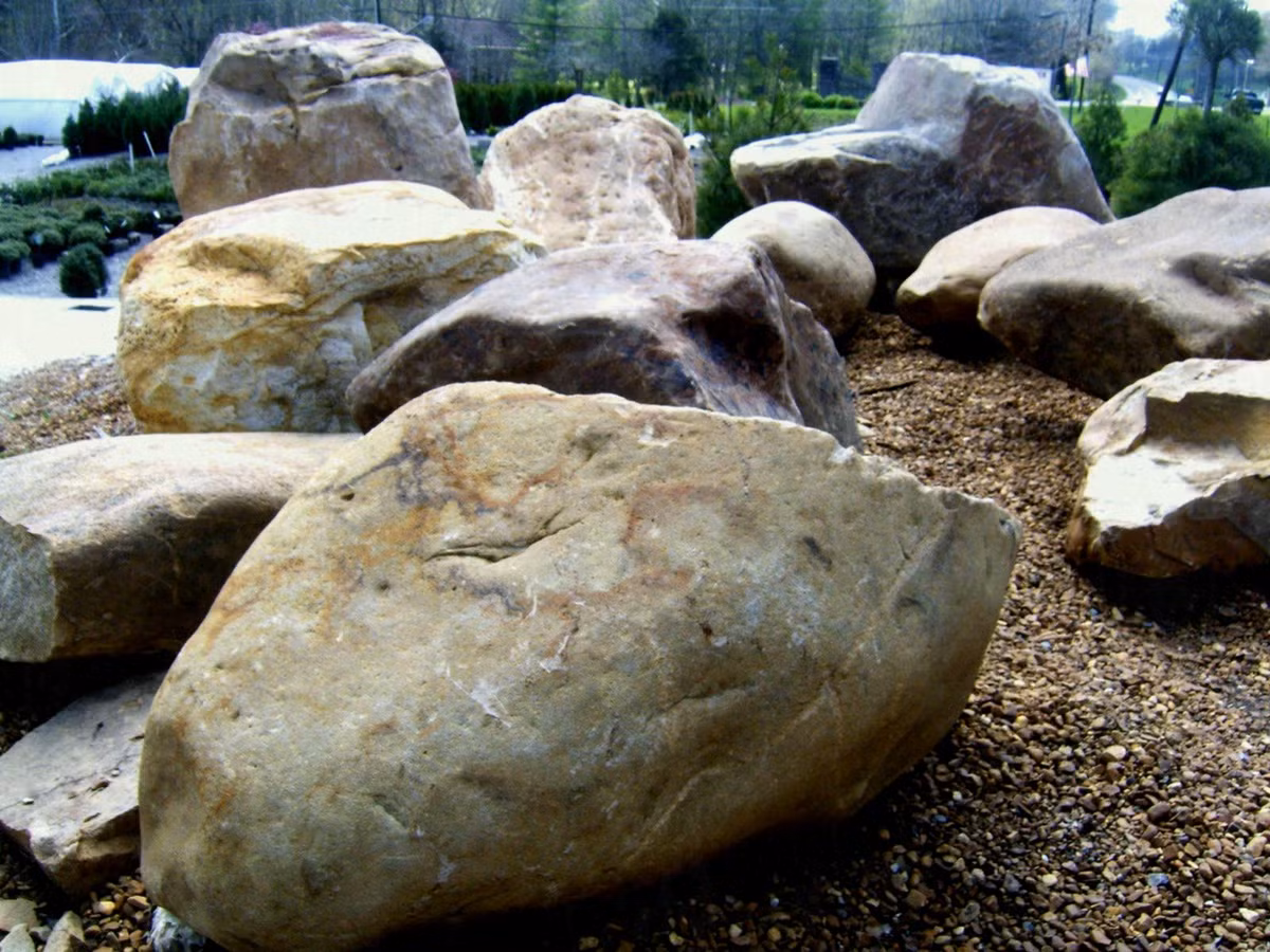 Sau một thời gian, thi hài người quá cố đã phân hủy nhiều, thân nhân người quá cố sẽ di chuyển những khối đá trên ra chỗ khác và đặt vào đó tấm bia mộ.