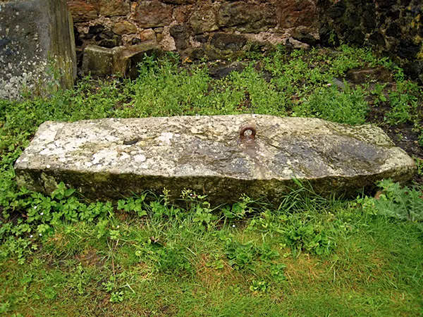 Theo đó, những kẻ trộm mộ không thể nhấc được những khố đá lên chỉ với sức của 1 hoặc 2 người.