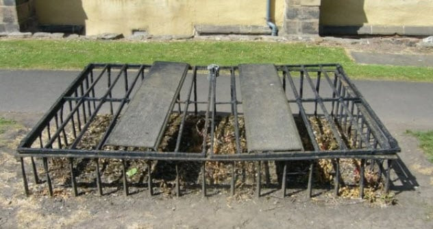 Lồng sắt bao phía trên ngôi mộ là một cách chống đào mộ trộm xác của người xưa. Theo đó, những chiếc lồng sắt kiên cố sẽ được lặp tại ngôi mộ để ngăn những kẻ trộm mộ đào quan tài nên để lấy cắp thi thể người chết.