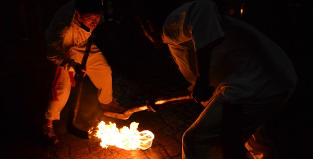 Do chơi bằng trái bóng luôn cháy rực lửa nên trò chơi này được tổ chức vào ban đêm. Trong thời gian diễn ra Pelota Purépecha, một số người chơi có thể bị thương do không thể kiểm soát được trái bóng luôn rực lửa.