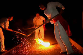 Người chơi sẽ di chuyển, tranh cướp một quả bóng luôn rực lửa bằng một chiếc gậy giống như chơi khúc côn cầu. Họ sẽ đánh trái bóng này về phía sân của đối thủ. Đội nào đánh bóng được nhiều hơn về phía sân đối thủ sẽ trở thành đội chiến thắng.