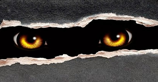 Sinh vật nửa người nửa thú Santu Sakai có răng nanh sắc nhọn. Santu Sakai còn được miêu tả là quái thú ăn thịt người vô cùng đáng sợ.