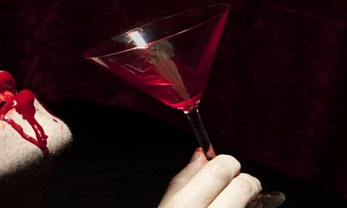 Người ta còn tìm thấy một cái muôi múc canh lớn có dính vết máu. Nó được tình nghi dùng để chứa máu nạn nhân. Kẻ thủ ác có thể đã uống máu Lindestrom giống như ma cà rồng trong truyền thuyết bằng chiếc muôi trên.