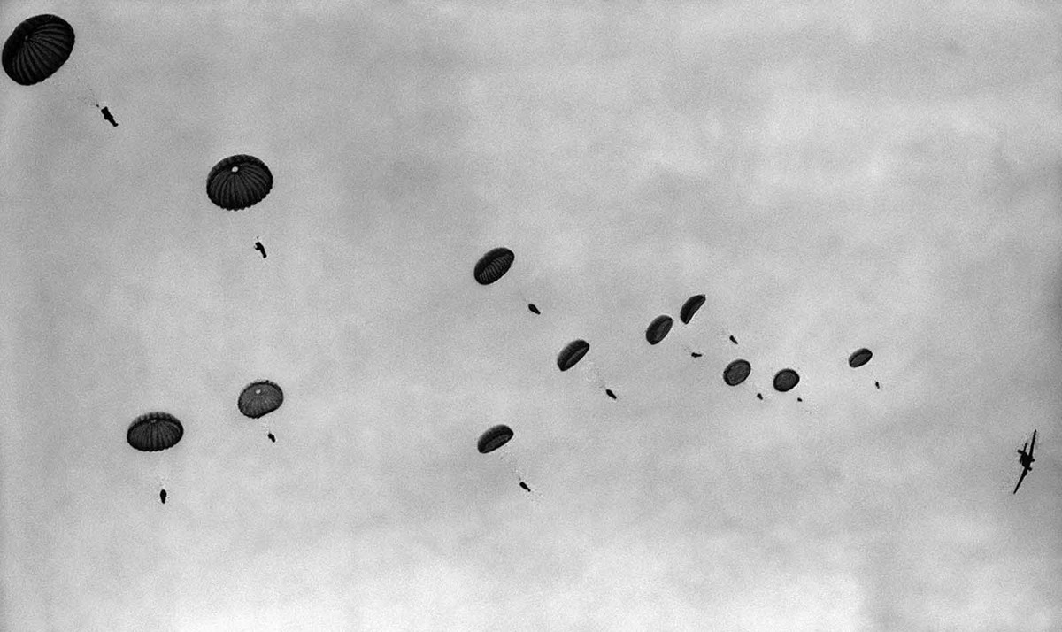 Lính phát xít Đức nhảy dù xuống khu vực pháo đài Eben Emael ở Bỉ tháng 5/1940.