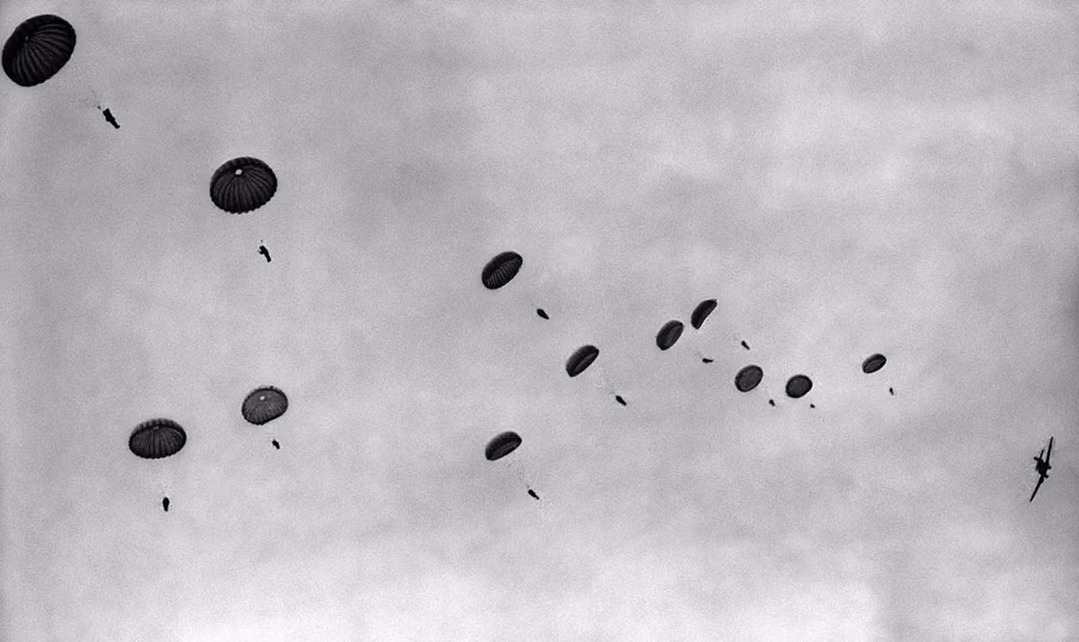 Lính phát xít Đức nhảy dù xuống khu vực pháo đài Eben Emael ở Bỉ tháng 5/1940.
