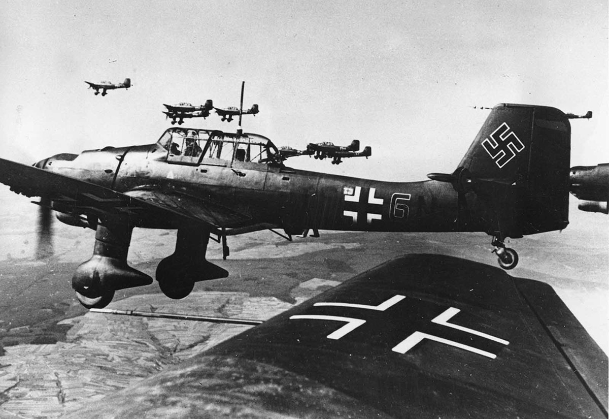 Máy bay ném bom bổ nhào Ju 87 Stuka của Đức quốc xã quần thảo trên bầu trời tháng 5/1940.