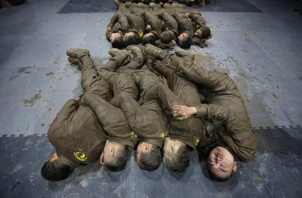 Học viên trường đào tạo vệ sĩ tranh thủ chợp mắt trong đợt huấn luyện cường độ cao. Họ phải ôm nhau ngủ để giữ ấm cơ thể.