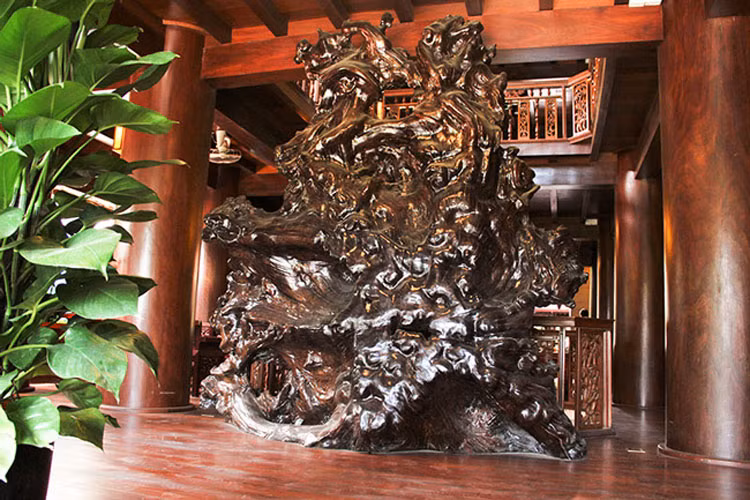 Không gian thoáng đãng trên tầng 3 được bài trí bằng 1 bộ rễ cây Đinh hương cao tới 3m, rộng 2,8m. Được gia chủ bật mí, đây là gốc rễ có tuổi đời hàng trăm năm.