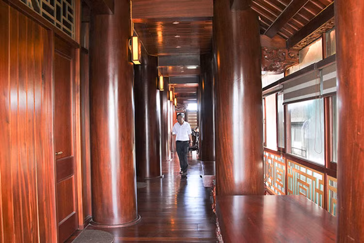 Phía hành lang tầng 1.