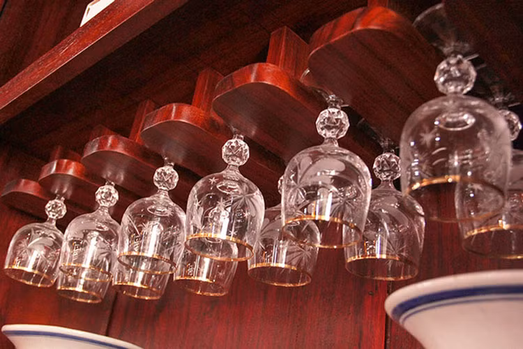 Giá treo cốc cũng được làm bằng chất liệu gỗ.