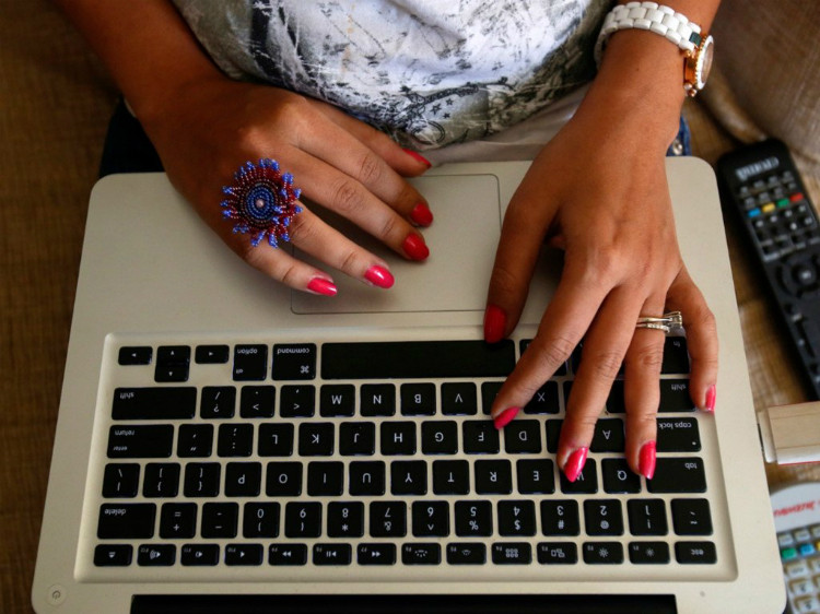 Đồ điện tử như laptop, máy tính bảng rất nhanh lỗi thời và giá trị theo đó cũng giảm đi nhanh chóng, vì các nhà sản xuất thường xuyên cập nhật các phiên bản mới. Ví dụ một chiếc MacBook Air dung lượng 128 GB có giá bán lẻ 999 USD, nhưng chỉ được bán lại khoảng 399 USD trên eBay, mất 60% giá trị.