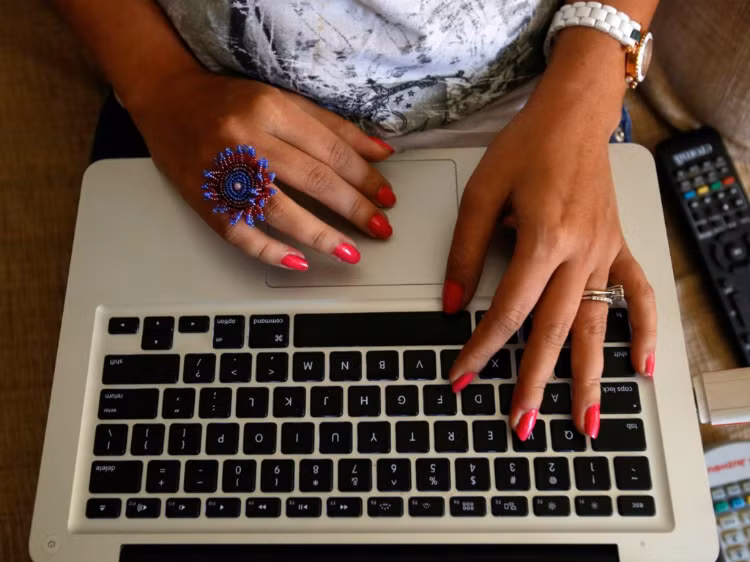 Đồ điện tử như laptop, máy tính bảng rất nhanh lỗi thời và giá trị theo đó cũng giảm đi nhanh chóng, vì các nhà sản xuất thường xuyên cập nhật các phiên bản mới. Ví dụ một chiếc MacBook Air dung lượng 128 GB có giá bán lẻ 999 USD, nhưng chỉ được bán lại khoảng 399 USD trên eBay, mất 60% giá trị.