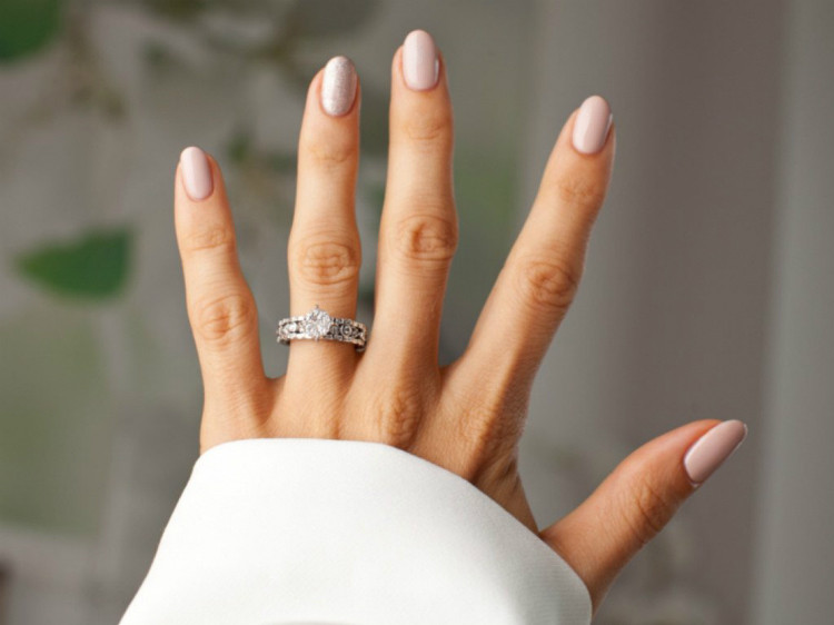 Theo Diamond Pro, đa số các cửa hàng trang sức đều mua kim cương từ các nhà cung cấp bán buôn, và chỉ mua lại từ cá nhân với giá thấp hơn nhiều so với giá thị trường. Ngoài ra, giá của một món trang sức kim cương thường bao gồm chi phí như lương nhân viên, mặt bằng, marketing... để duy trì cửa hàng sang chảnh. Theo Jewelry Notes, một chiếc nhẫn kim cương mua với giá 5.000 USD khi bán lại chỉ được giá khoảng 1.500 - 2.000 USD.