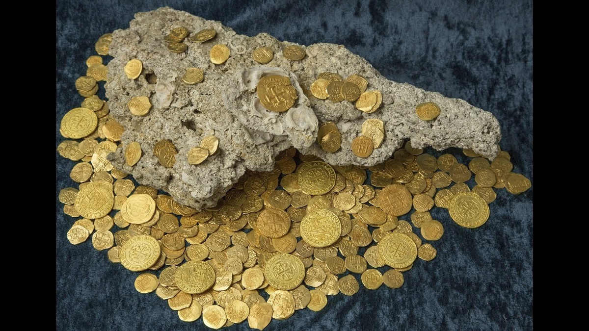 Người ta tin rằng, kho báu này gồm nhiều của cải giá trị như tiền vàng, ngọc ngà, châu báu, thậm chí là có cả chén thánh huyền thoại.