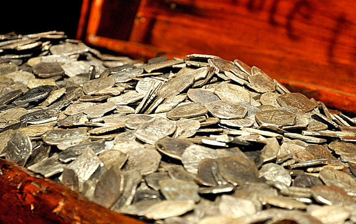 Trước cái chết của 6 người tìm kiếm kho báu trên đảo Oak, người ta nhớ đến lời nguyền chết chóc được lưu truyền rộng rãi trong dân gian. Nội dung của lời nguyên là nếu như 7 người chết thì kho báu sẽ được phát hiện. Không ai dám khẳng định lời nguyền này có linh nghiệm hay không.