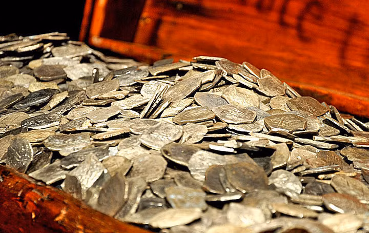 Trước cái chết của 6 người tìm kiếm kho báu trên đảo Oak, người ta nhớ đến lời nguyền chết chóc được lưu truyền rộng rãi trong dân gian. Nội dung của lời nguyên là nếu như 7 người chết thì kho báu sẽ được phát hiện. Không ai dám khẳng định lời nguyền này có linh nghiệm hay không.