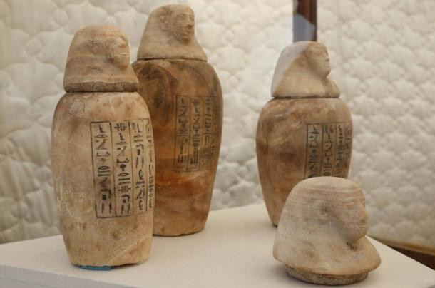 Những chiếc bình kín làm từ đá alabaster dùng để dựng nội tạng của người chết trong quá trình ướp xác.