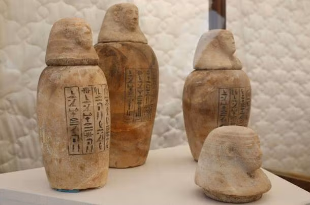 Những chiếc bình kín làm từ đá alabaster dùng để dựng nội tạng của người chết trong quá trình ướp xác.