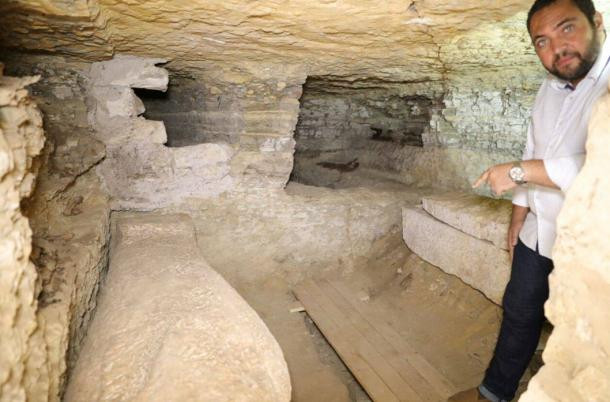 Những cỗ quan tài bằng đá còn khá nguyên vẹn sau hàng ngàn năm được tìm thấy bên trong một căn phòng của xưởng ướp xác.