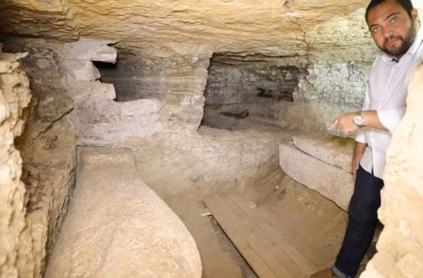 Những cỗ quan tài bằng đá còn khá nguyên vẹn sau hàng ngàn năm được tìm thấy bên trong một căn phòng của xưởng ướp xác.