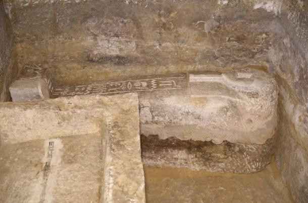 Ngoài chiếc mặt nạ, các chuyên gia còn tìm thấy nhiều hiện vật có giá trị khác. Trong ảnh là một cỗ quan tài bằng đá được tìm thấy trong phòng chôn cất ở xưởng ướp xác.