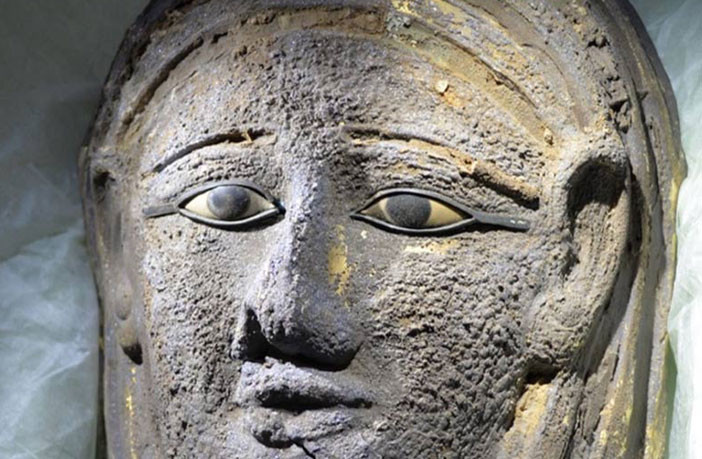 Trong số những hiện vật được tìm thấy trong xưởng ướp xác 2.500 tuổi mới khai quật ở Saqqara, Ai Cập, đáng chú ý là một mặt nạ bằng bạc mạ vàng có niên đại vào khoảng năm 664 trước Công nguyên - 404 trước Công nguyên.