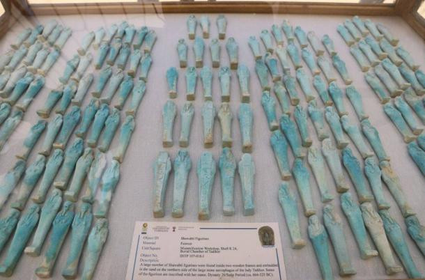 Hàng chục bức tượng khắc nhỏ (shabti) được tìm thấy trong xưởng ướp xác cổ xưa. Tượng Ushabti thường được táng cùng người chết trong các mộ cổ của người Ai Cập.