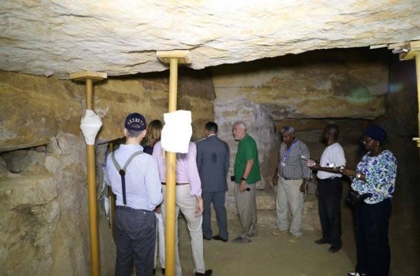 Các nhà khảo cổ thông tin với báo chí và giới truyền thông về những phát hiện đáng chú ý tại xưởng ướp xác mới khai quật ở Saqqara, Ai Cập.