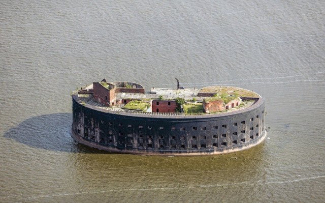 Một pháo đài bị bỏ hoang phế trong nhiều năm nằm gần thành phố St.Petersburg. Pháo đài này trở nằm trên một hòn đảo nhân tạo trở nên cũ kỹ sau nhiều năm không được sử dụng.