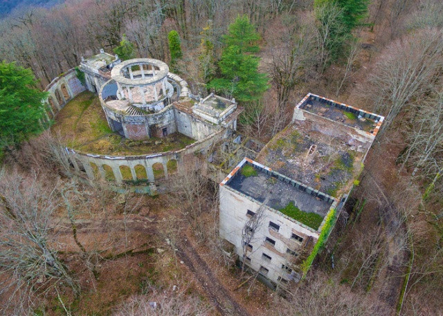 Nhiều người không nhận ra đây từng là một nhà hàng nổi tiếng trên một ngọn núi gần Sochi.