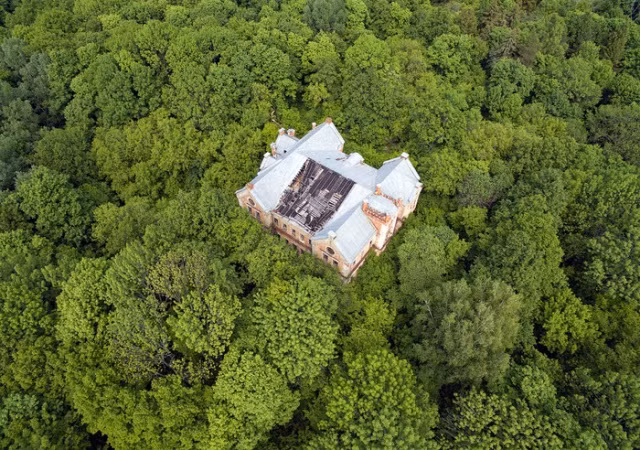 Một biệt thự bỏ hoang ở vùng Tula. Căn biệt thự dường như trở nên nhỏ bé trước thiên nhiên rộng lớn và bị cây cối, cỏ dại vây lấn xung quanh. Đây là một trong những địa điểm bỏ hoang gây chú ý ở Nga.