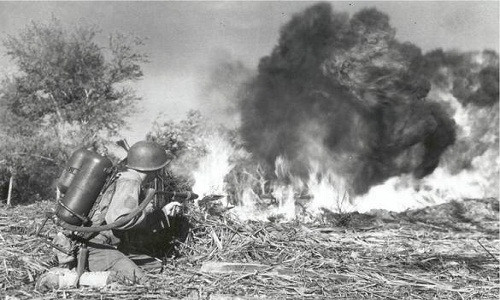 Những người lính mang súng phun lửa luôn bị đối phương ưu tiên tiêu diệt nếu như bị phát hiện. Do vậy, họ thường được coi là lính cảm tử.