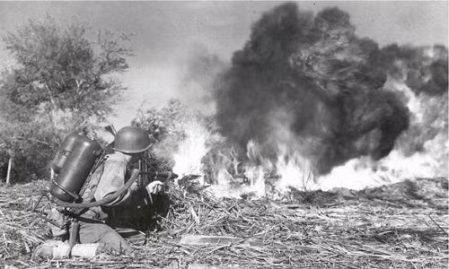Những người lính mang súng phun lửa luôn bị đối phương ưu tiên tiêu diệt nếu như bị phát hiện. Do vậy, họ thường được coi là lính cảm tử.