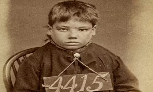 James Leadbetter, 11 tuổi, phải vào tù vì tội ăn cắp cần tây.